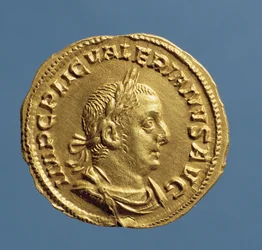 Aureus (anverso) de Valerian I (253-260), coberto com uma coroa de louros. Inscrição: IMP CP LIC VALERIANVS AVG (ouro)